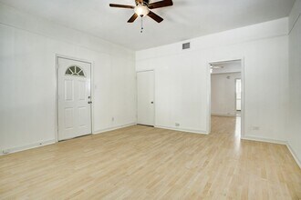 1127 Yale St, Unit B in Houston, TX - Foto de edificio - Building Photo