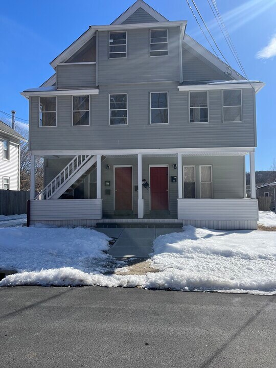 61 School St in Naugatuck, CT - Building Photo