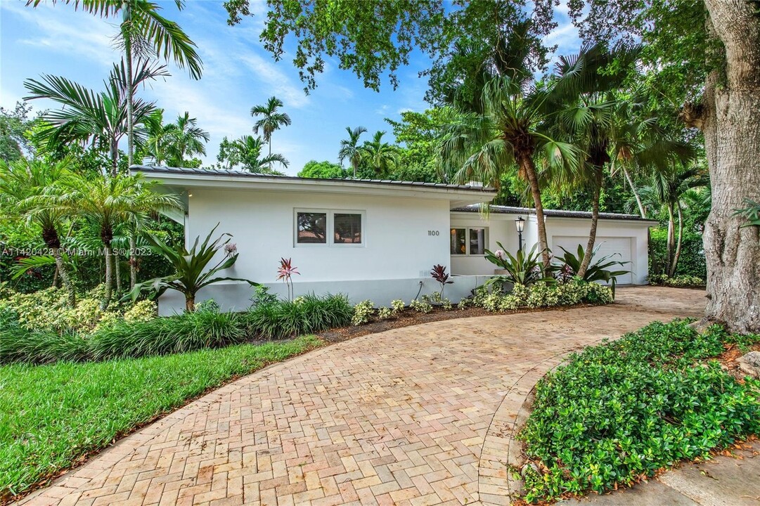 1100 S Alhambra Cir in Coral Gables, FL - Building Photo