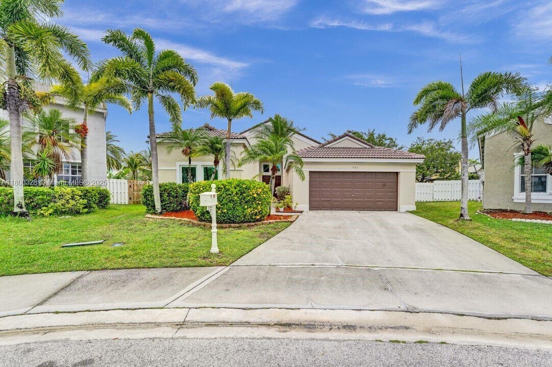 1063 Cedar Falls Dr in Weston, FL - Building Photo