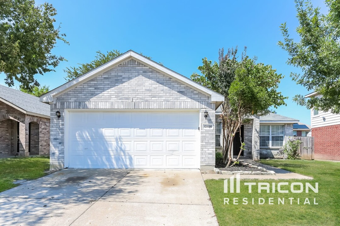 10100 Chapel Oak Trail in Fort Worth, TX - Building Photo