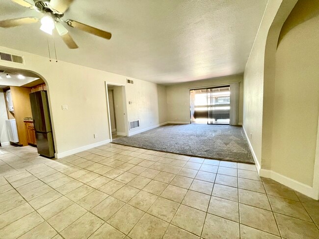 3825 E Camelback Rd, Unit 223 in Phoenix, AZ - Building Photo - Building Photo