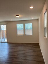 8174 Kramer Rnch Ln in Elk Grove, CA - Foto de edificio - Building Photo