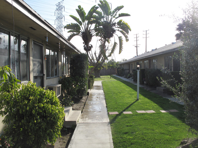 10929-1093 Calvert St in North Hollywood, CA - Building Photo - Building Photo