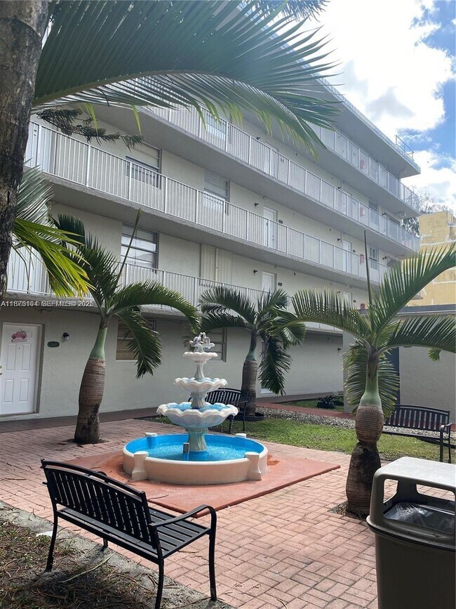 10090 NW 80th Ct in Hialeah, FL - Building Photo - Building Photo