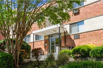 Foxhall Terrace in Washington, DC - Foto de edificio - Building Photo
