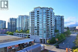 7117 Elmbridge Way in Richmond, BC - Building Photo