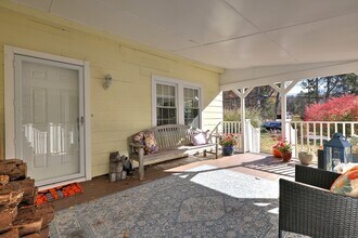 115 W Avon Rd in Unionville, CT - Building Photo - Building Photo