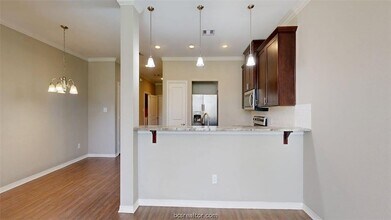 2015 Harvey Mitchell Pkwy S in College Station, TX - Foto de edificio - Building Photo