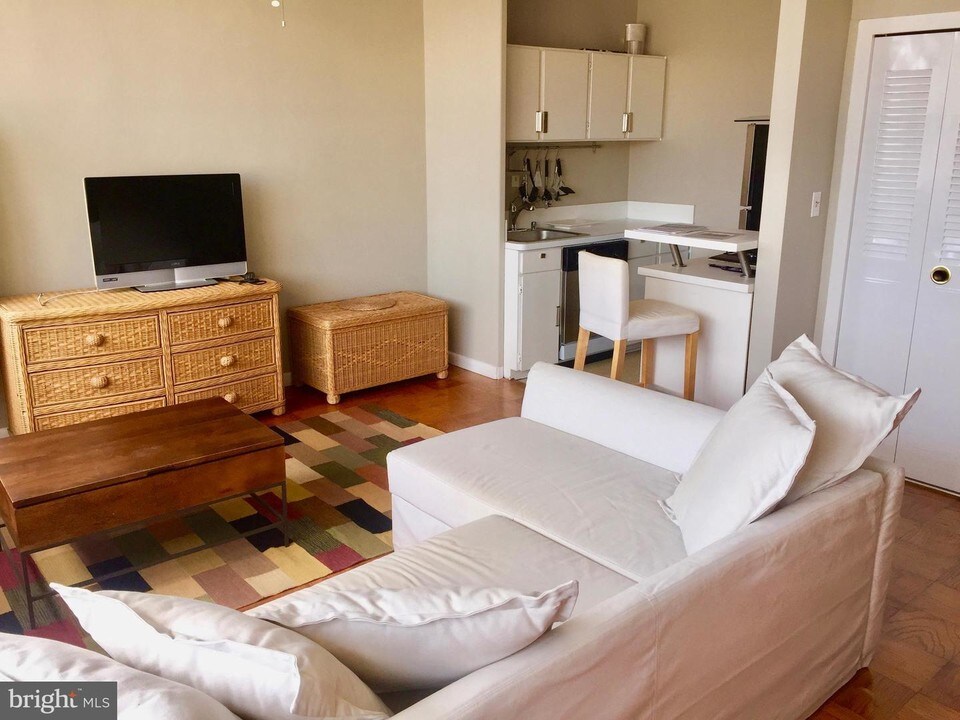 522 21st St NW-Unit -1003 in Washington, DC - Building Photo