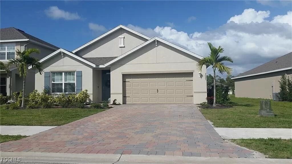 2625 Manzilla Ln in Cape Coral, FL - Building Photo