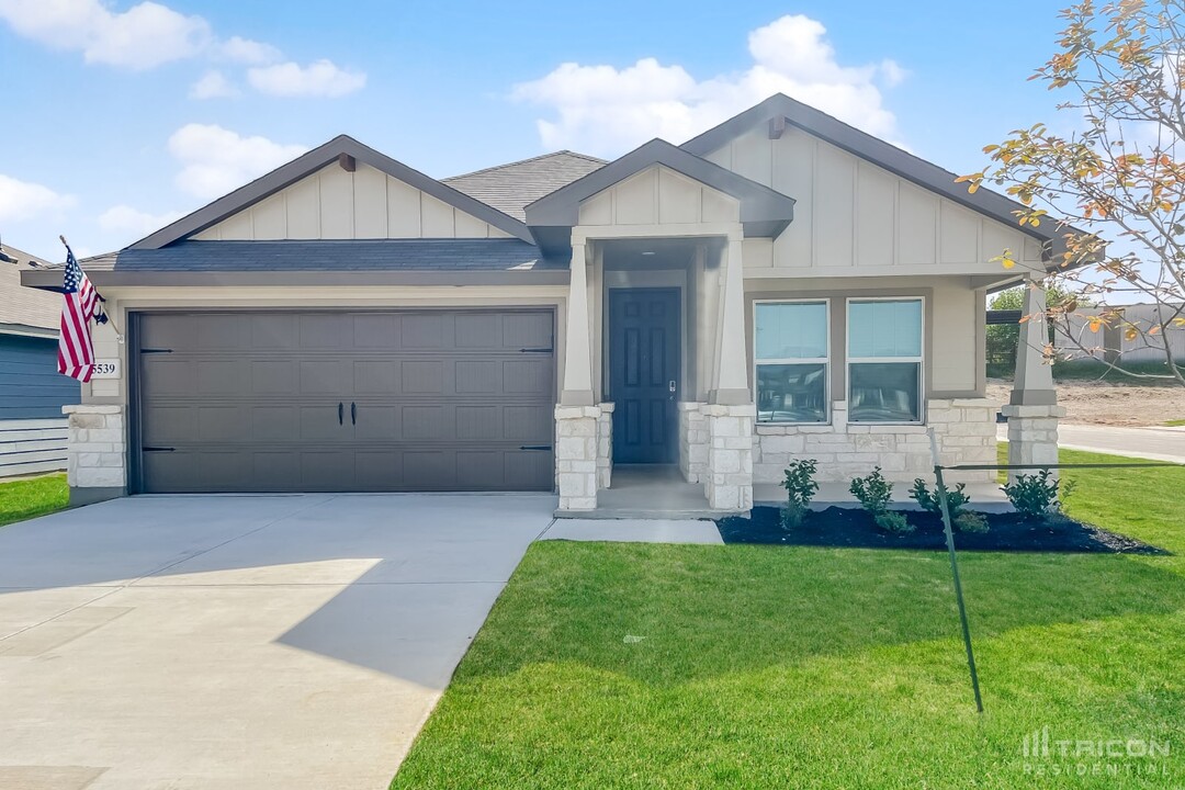 5539 Shasta Pl in Saint Hedwig, TX - Building Photo