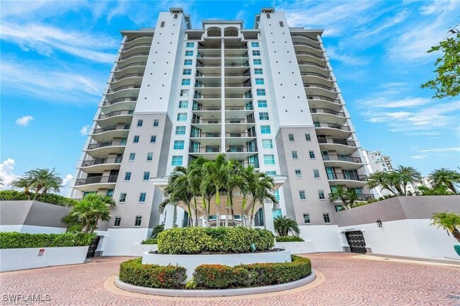 455 Cove Tower Dr in Naples, FL - Foto de edificio - Building Photo