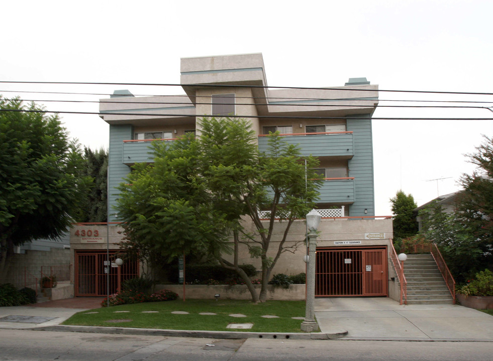 Cedros Plaza Apartments in Sherman Oaks, CA - Building Photo