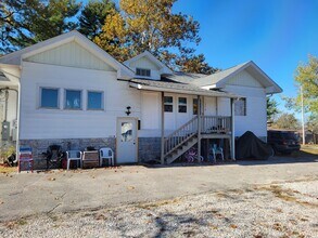 633 S 3rd St, Unit B in Dugger, IN - Building Photo - Building Photo