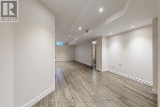 92 Barnwood Dr in Richmond Hill, ON - Building Photo - Building Photo