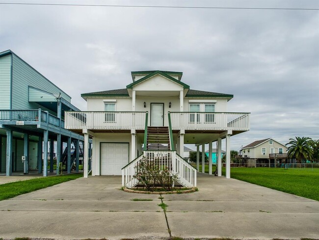 970 Townsend Dr in Port Bolivar, TX - Foto de edificio - Building Photo