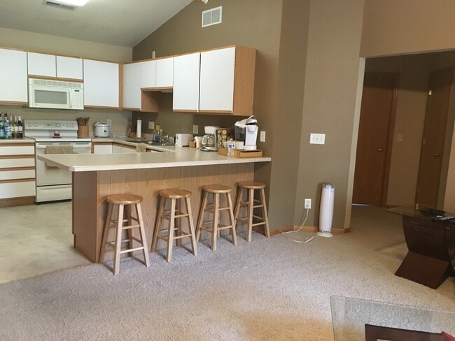 2855 Coral Ct, Unit 303 in Coralville, IA - Building Photo - Building Photo