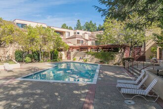 Canyon Oaks in Hayward, CA - Foto de edificio - Building Photo