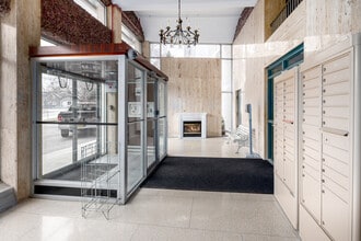 Harbourview Apartments in Oakville, ON - Building Photo - Lobby