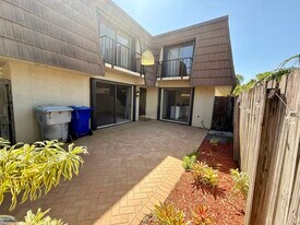 1166 6th Ave, Unit 10B in Vero Beach, FL - Building Photo