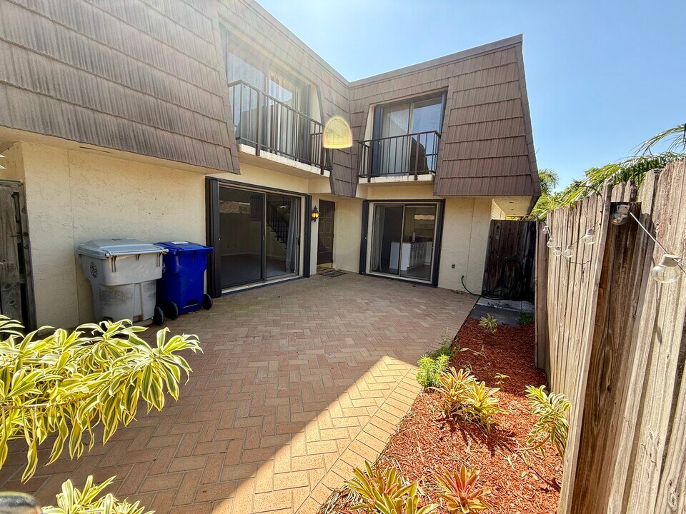 1166 6th Ave, Unit 10B in Vero Beach, FL - Building Photo