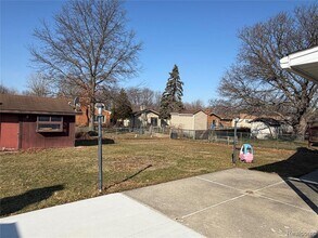 39725 Crystal Dr in Sterling Heights, MI - Building Photo - Building Photo