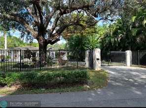 6505 SW 92nd St in Pinecrest, FL - Foto de edificio - Building Photo