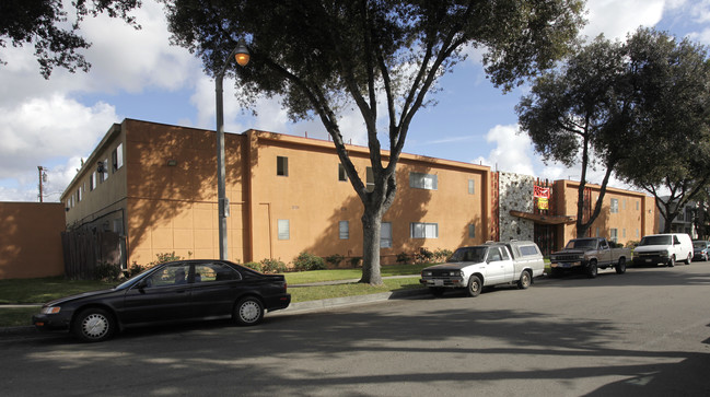 1324 S Orange Ave in Fullerton, CA - Foto de edificio - Building Photo