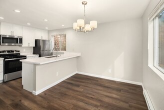 14314 NE 7th Pl in Bellevue, WA - Building Photo - Building Photo