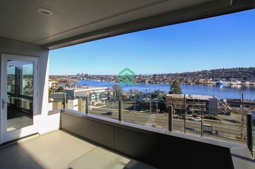 1768 Aurora Ave N in Seattle, WA - Foto de edificio - Building Photo