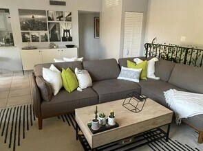 341 W Park Dr, Unit 20315 in Miami, FL - Building Photo - Building Photo