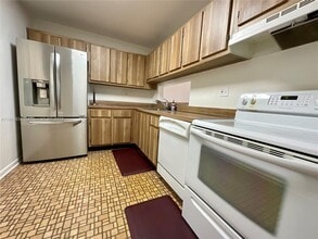 8075 SW 107th Ave, Unit 217 in Miami, FL - Building Photo - Building Photo