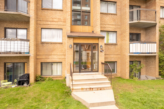 1625 Du Souvenir Boul in Laval, QC - Building Photo - Building Photo