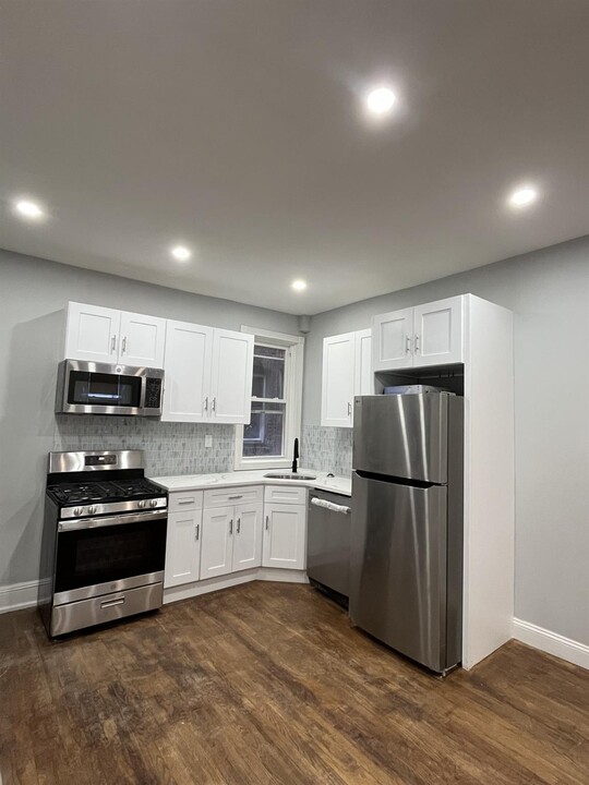 111-07 Northern Blvd in Queens, NY - Building Photo