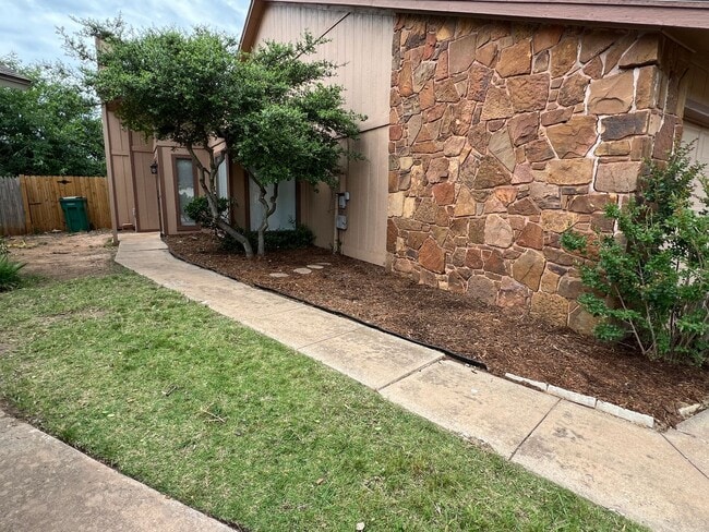 10103 Shadowridge Dr in Oklahoma City, OK - Foto de edificio - Building Photo