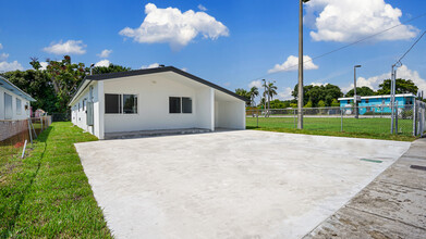 2180 NW 59th St in Miami, FL - Building Photo - Building Photo