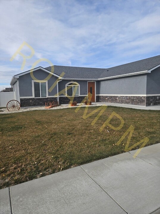 615 Lochsa Lp in Heyburn, ID - Building Photo