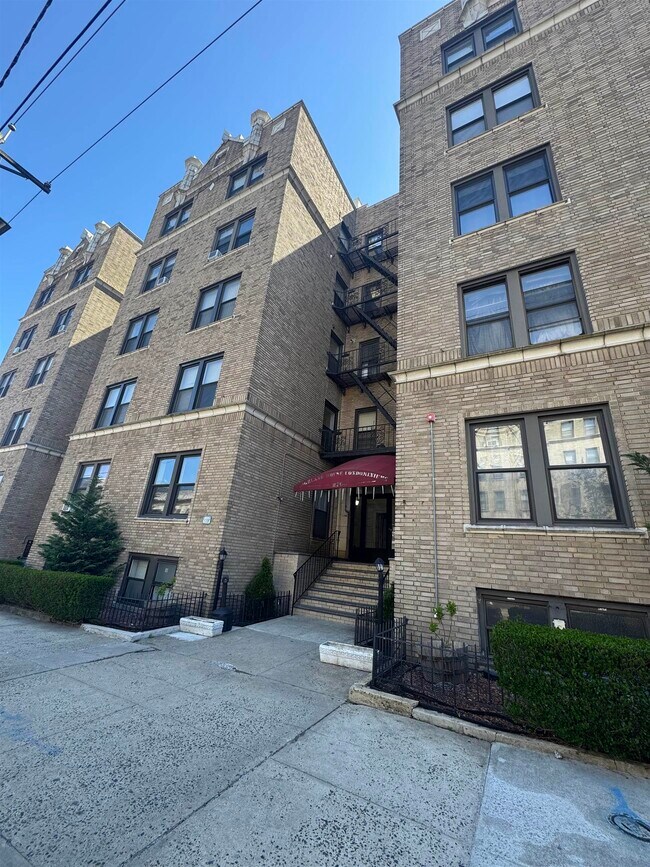 2700 John F. Kennedy Blvd in Jersey City, NJ - Building Photo - Building Photo