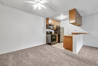 17552 Vandenberg Ln, Unit 8 in Tustin, CA - Foto de edificio - Building Photo
