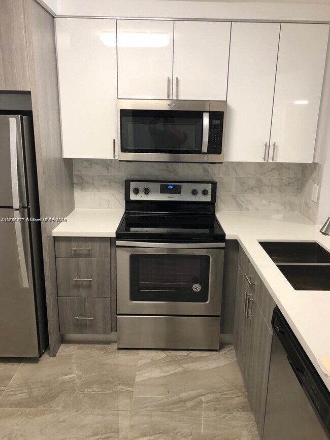 3199 Foxcroft Rd in Miramar, FL - Building Photo - Building Photo
