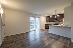 Colonial Gardens in Cincinnati, OH - Building Photo