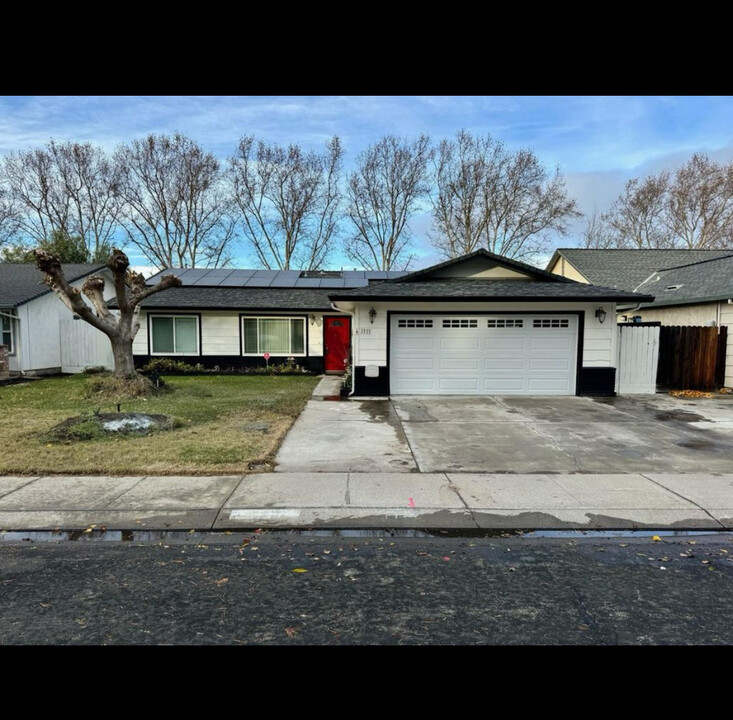 1111 Douglas Fir Dr in Manteca, CA - Building Photo