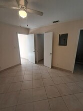 1021 Selkirk St in West Palm Beach, FL - Building Photo - Building Photo