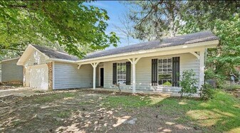 2128 Thousand Oaks Dr in Jackson, MS - Building Photo