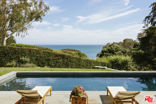 6825 Zumirez Dr in Malibu, CA - Building Photo - Building Photo