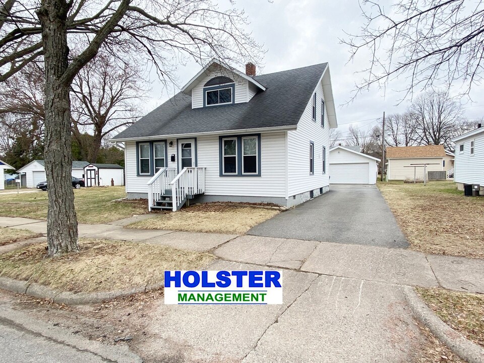 920 N 7th Ave in Wausau, WI - Foto de edificio