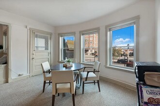 2311 W Wisconsin Ave in Milwaukee, WI - Foto de edificio - Building Photo