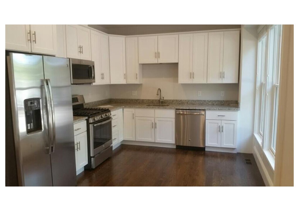 2044 Beacon St, Unit 2 in Waban, MA - Building Photo