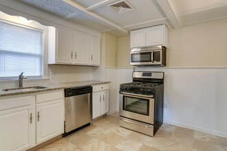 18 Peck St, Unit 18 Peck St. - 2nd Floor in Berlin, CT - Building Photo - Building Photo